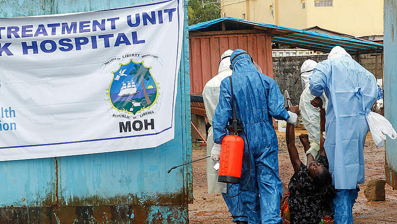Eine Ebola-Patientin wird in Monrovia (Liberia) in ein Krankenhaus gebracht. Eine Ebola-Patientin wird in Monrovia (Liberia) in ein Krankenhaus gebracht.