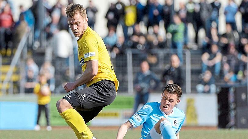 Ein symbolisches Bild: Die Sechzger um Tobias Steer nach dem Pokal-Aus am Boden.