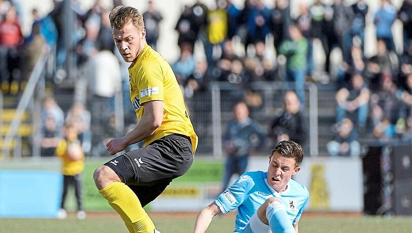 Ein symbolisches Bild: Die Sechzger um Tobias Steer nach dem Pokal-Aus am Boden. Ein symbolisches Bild: Die Sechzger um Tobias Steer nach dem Pokal-Aus am Boden.