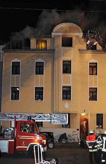 Das Treppenhaus im obersten Stockwerk ist total verrußt, es stinkt verkohlt.