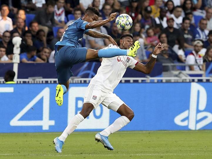 Jeff Reine-Adelaide (r) aus Lyon und Wilmar Barrios von Zenit St. Petersburg im Duell um den Ball.