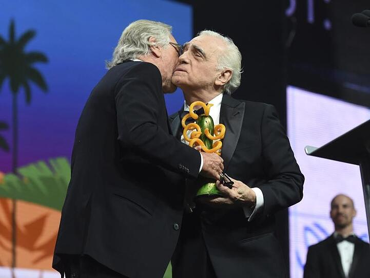 Der Schauspieler Robert De Niro (l) überreicht den Sonny Bono Visionary Award an den Regisseur und Drehbuchautor Martin Scorsese.