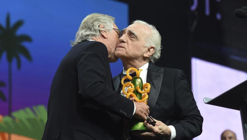 Der Schauspieler Robert De Niro (l) überreicht den Sonny Bono Visionary Award an den Regisseur und Drehbuchautor Martin Scorsese.