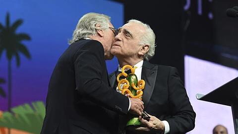 Der Schauspieler Robert De Niro (l) überreicht den Sonny Bono Visionary Award an den Regisseur und Drehbuchautor Martin Scorsese.