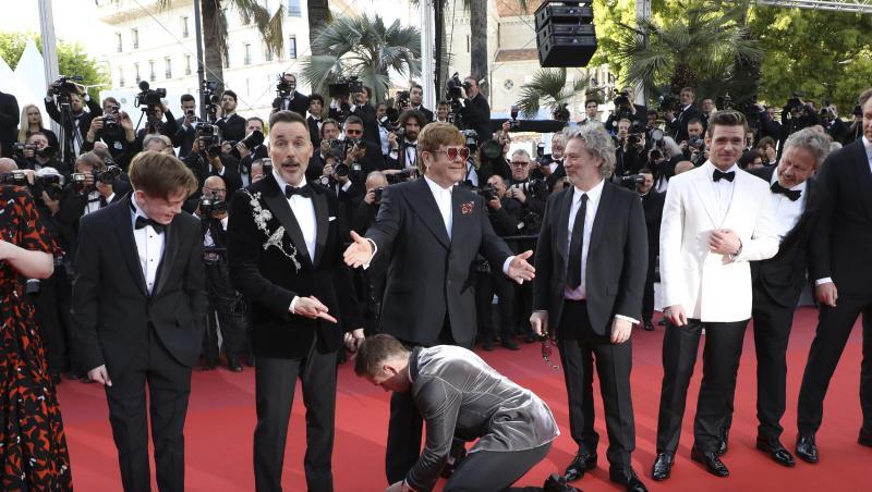Fürsorglich: Taron Egerton bindet Elton John die Schnürsenkel. Fürsorglich: Taron Egerton bindet Elton John die Schnürsenkel.
