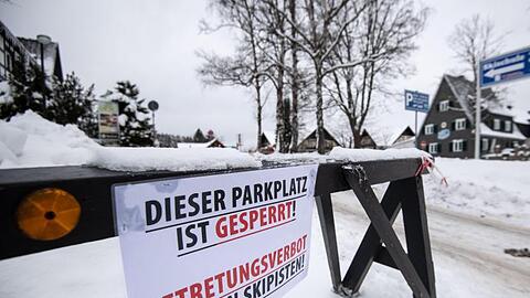 Die Zufahrt zu einem Parkplatz in Winterberg (NRW) ist gesperrt.