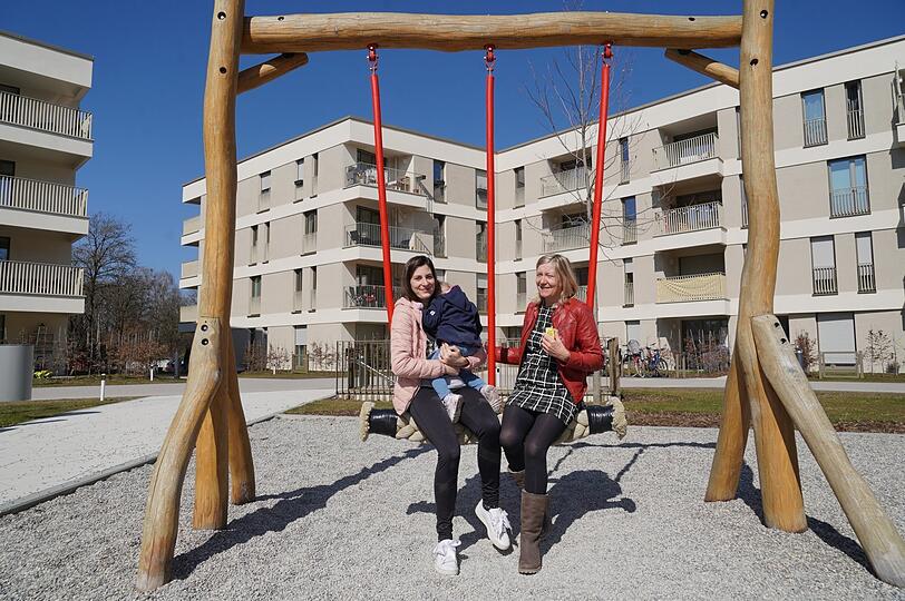 Pioniere in der Pretzfelder Straße: Petra Zegar (26) mit ihrem Kind und ihrer Mutter Ivanka Cerina (53) am Spielplatz.