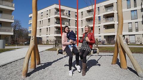 Pioniere in der Pretzfelder Straße: Petra Zegar (26) mit ihrem Kind und ihrer Mutter Ivanka Cerina (53) am Spielplatz.
