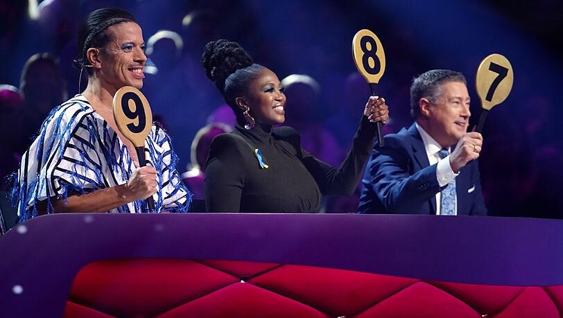"Let's Dance"-Jurorin Motsi Mabuse (Mitte) ist aufgrund eines Aprilscherzes von RTL "vom Bett gefallen".