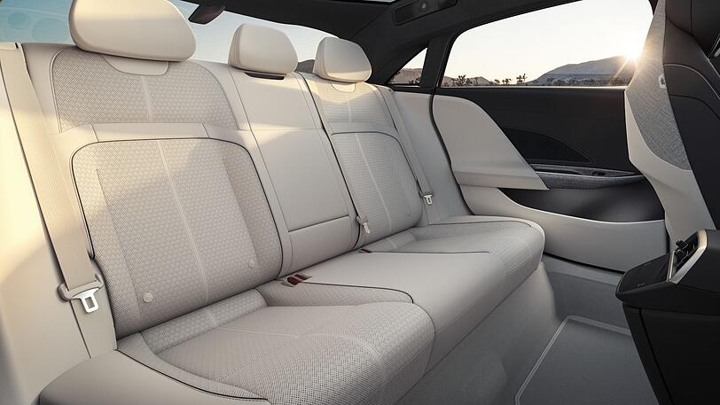 Reisetauglich: Auch im Fond haben die Fahrgäste der Lucid Air reichlich Platz.