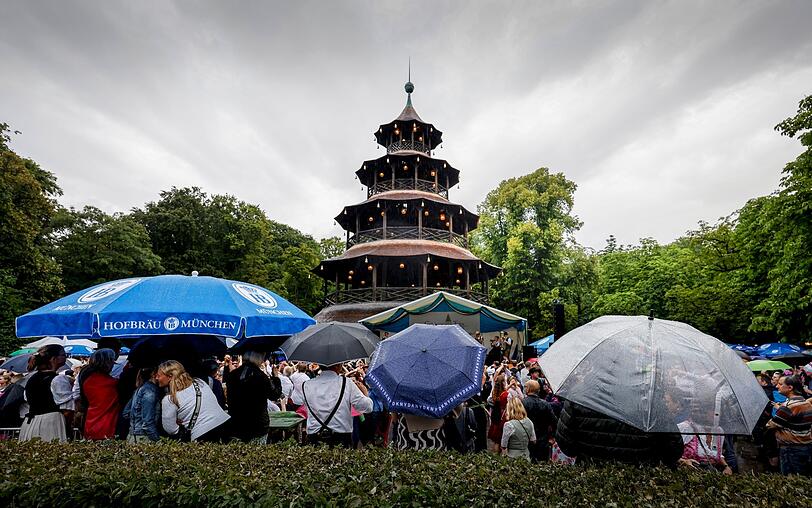 Kocherlball am Chinesischen Turm in Münchens Englischem Garten: Das Wetter hat es nicht so gut gemeint mit den Frühaufstehern.