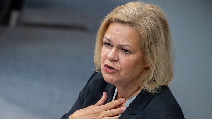 Bundesinnenministerin Nancy Faeser (SPD) spricht in der Debatte zum sogenannten Sicherheitspaket den Hinterbliebenen des Terroranschlags von Solingen erneut ihr Mitgefühl aus und wünscht den Verletzten eine rasche Genesung.