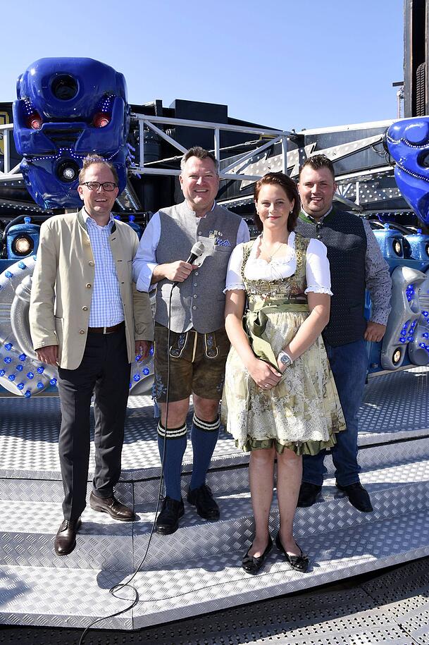 Anno 2018: Josef Schmid (Zweiter von links) war von 2014 bis 2019 Münchner Wirtschaftsreferent und damit auch Wiesnchef. Rechts neben ihm das Schausteller-Ehepaar Wilma und Willy Kaiser, links neben ihm CSU-Stadtrat Manuel Pretzl. (Archivbild) Anno 2018: Josef Schmid (Zweiter von links) war von 2014 bis 2019 Münchner Wirtschaftsreferent und damit auch Wiesnchef. Rechts neben ihm das Schausteller-Ehepaar Wilma und Willy Kaiser, links neben ihm CSU-Stadtrat Manuel Pretzl. (Archivbild)