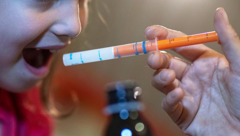 Vor wenigen Jahren waren Fiebersäfte für Kinder knapp, nun hat sich die Lage gebessert (Archivbild)