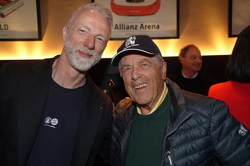Fu&szlig;ball-Legenden unter sich: FC-Bayern-Star Thomas Linke (l.) und Meisterl&ouml;we Fredi Hei&szlig; schauen sich die neue Paulaner Sportsbar an.