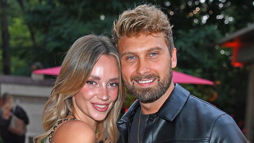 Dominik Stuckmann mit seiner Partnerin Anna Rossow auf einem Event im vergangenen Jahr.