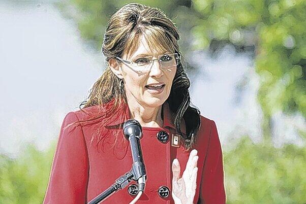 Im Garten ihres Hauses in Wasilla: Sarah Palin. Auch die Viereinhalb-Stunden-Pendelei in die Hauptstadt soll sie genervt haben. Foto: AP
