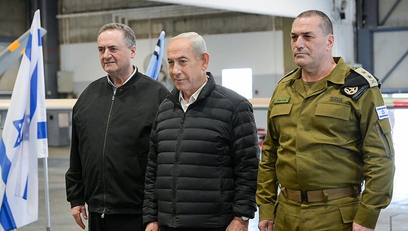 Der israelische Ministerpräsident Benjamin Netanjahu (M) besucht den Luftwaffenstützpunkt Palmachim in Begleitung des israelischen Verteidigungsministers Israel Katz (l) und des Generalstabschefs der IDF, Generalleutnant Ejal Zamir. (Archivbild) Der israelische Ministerpräsident Benjamin Netanjahu (M) besucht den Luftwaffenstützpunkt Palmachim in Begleitung des israelischen Verteidigungsministers Israel Katz (l) und des Generalstabschefs der IDF, Generalleutnant Ejal Zamir. (Archivbild)