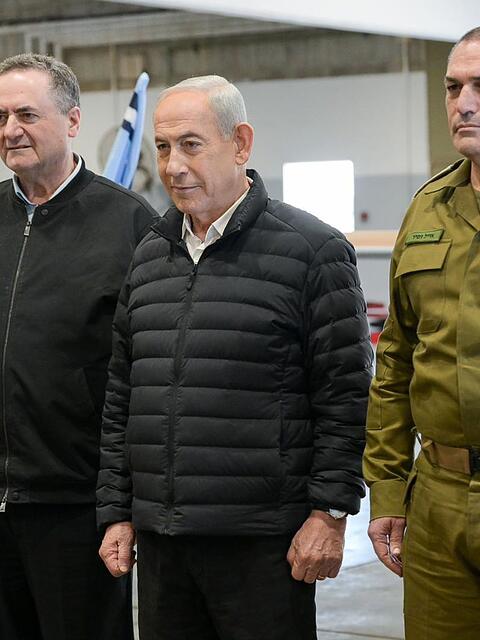 Der israelische Ministerpr&auml;sident Benjamin Netanjahu (M) besucht den Luftwaffenst&uuml;tzpunkt Palmachim in Begleitung des israelischen Verteidigungsministers Israel Katz (l) und des Generalstabschefs der IDF, Generalleutnant Ejal Zamir. (Archivbild)