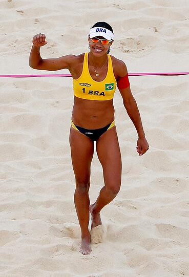 Wummernde Beats, tanzende Fans, knappe Bikinis und die besten Beachvolleyballer der Welt: Beim olympischen Turnier auf dem Horse Guards Parade wird ausgelassen gefeiert.