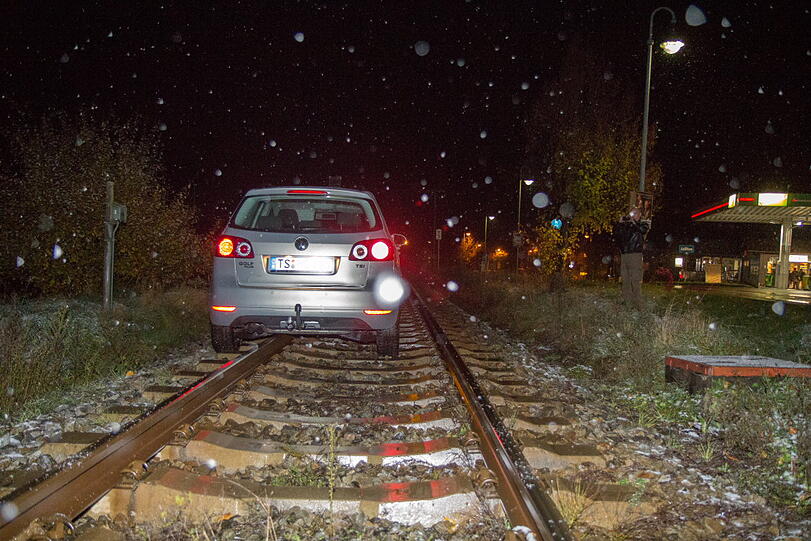 Einfach mitten auf die Gleise gelenkt: Ein Wagen steckt am Samstagabend auf den Schienen fest. Über eine Stunde dauerte die Bergung. Der Zugverkehr war gesperrt.