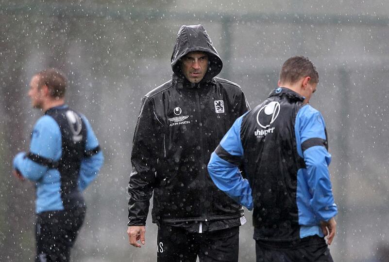 "Land unter" in Belek. Nach gut einer Stunde Training war Schluss. Der Regen setzte den Rasen komplett unter Wasser und Alexander Schmidt brach das Training ab.