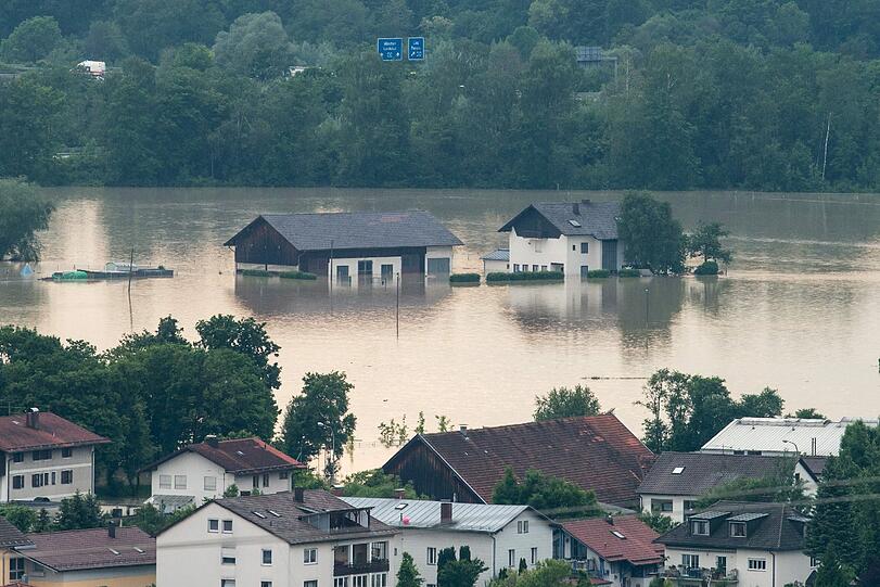 Häuser des Ortsteils Fischerdorf in Deggendorf sind am Dienstag, den 04.06.2013, vom Hochwasser der Donau umschlossen.