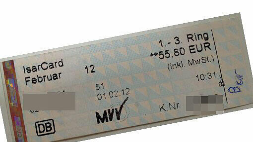 Mit dem richtigen Papier und den entsprechenden Druckbuchstaben sehen die Fälschungen den echten MVV-Monatskarten täuschend ähnlich. Mit dem richtigen Papier und den entsprechenden Druckbuchstaben sehen die Fälschungen den echten MVV-Monatskarten täuschend ähnlich.