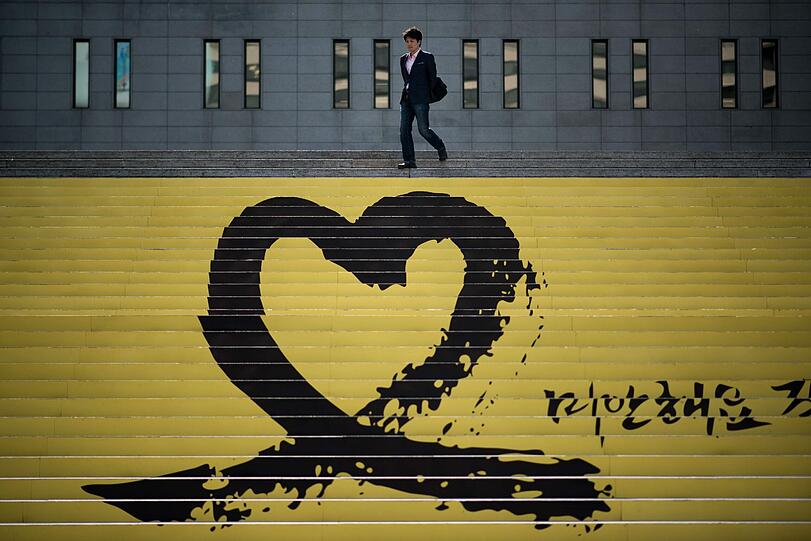 Auf einer Treppe in Seoul ist ein großes Herz in Gedenken an die Opfer des Fährunglücks in Südkorea aufgemalt.