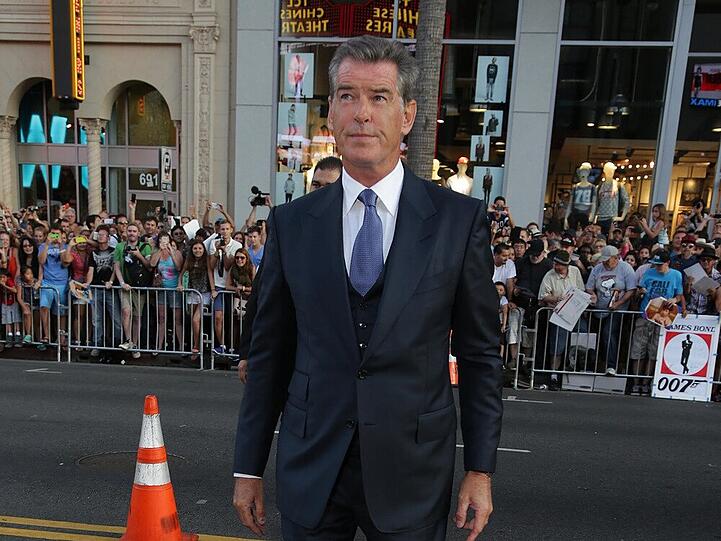 Mit Waffe am Flughafen: Pierce Brosnan