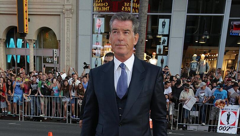 Mit Waffe am Flughafen: Pierce Brosnan Mit Waffe am Flughafen: Pierce Brosnan