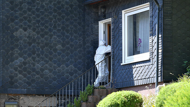 Ein Ermittler betritt das Haus, in dem sich das Familiendrama abgespielt hat.