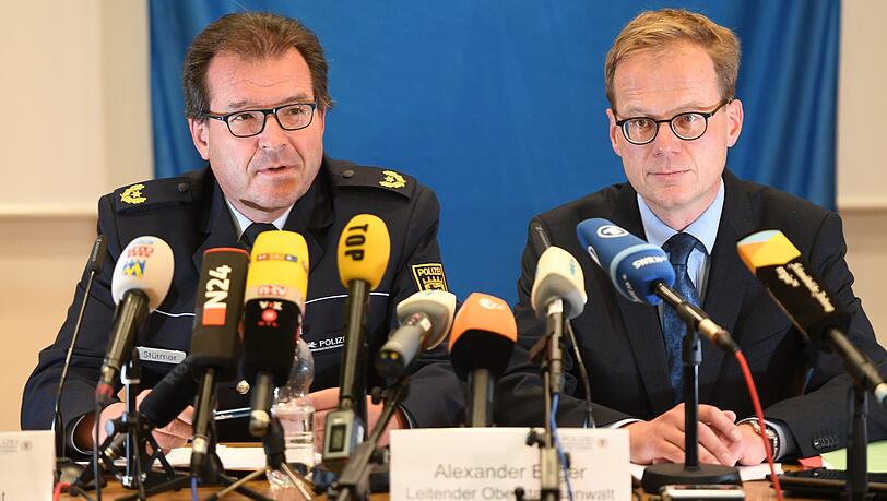 Polizeivizepräsident Uwe Stürmer (l) vom Polizeipräsidium Konstanz und Leitender Oberstaatsanwalt Alexander Boger (r) sprechen am 30. September bei einer Pressekonferenz. Polizeivizepräsident Uwe Stürmer (l) vom Polizeipräsidium Konstanz und Leitender Oberstaatsanwalt Alexander Boger (r) sprechen am 30. September bei einer Pressekonferenz.