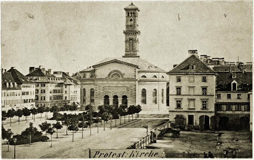 Das ist die Sonnenstraße 1860 &ndash; vom Stachus aus gesehen. Die Matthäuskirche in der Mitte des Bildes wird 1938 von den Nationalsozialisten beseitigt, weil sie angeblich den Verkehr behindert.