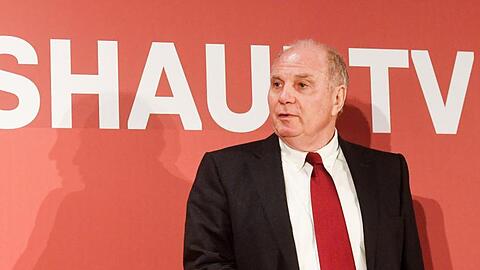 Uli Hoeneß auf dem Weg zu einer Pressekonferenz. F. Foto: Tobias Hase/dpa