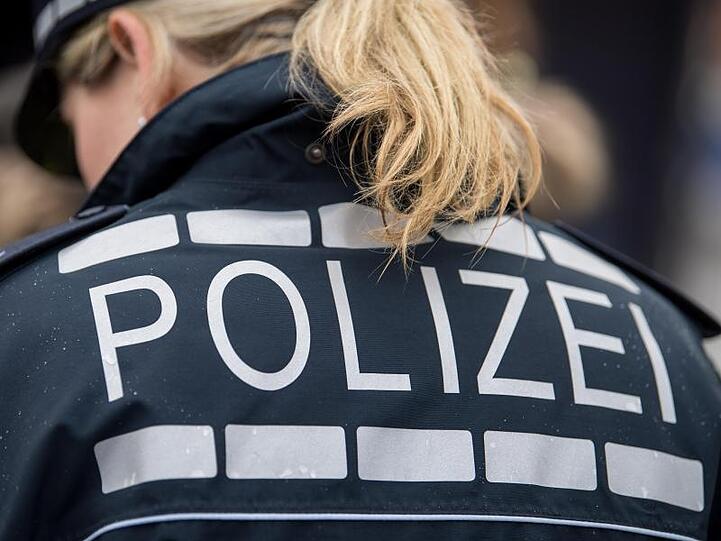Der Pferdeschwanz einer Polizisten fällt auf ihre Jacke. Foto: Sebastian Gollnow/dpa/Symbolbild