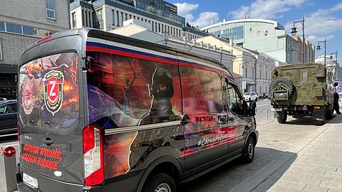 Ein Infomobil im Zentrum der russischen Hauptstadt wirbt für den Kriegsdienst in der Ukraine.
