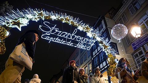 Der Weihnachtsmarkt in Stra&szlig;burg lockt inzwischen &uuml;ber drei Millionen Besucher (Archivbild).