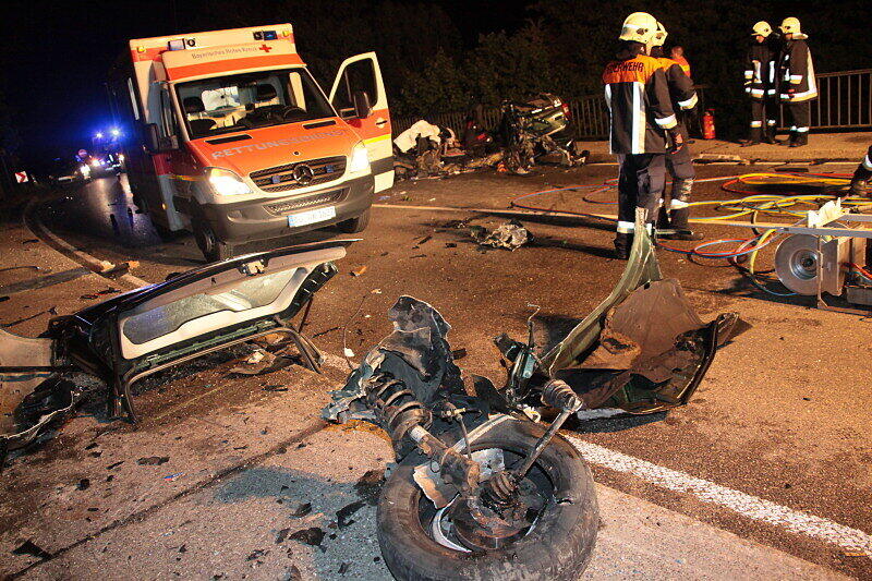 Bei einem Horror-Unfall in der Nähe von Altötting wurde dieses Auto völlig zerfetzt.