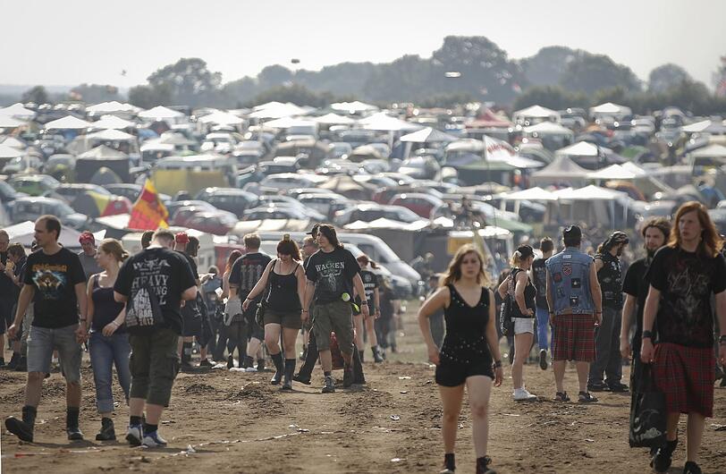 Am Mittwoch kamen die meisten Fans schon angereist, um am Donnerstag das größte Metal-Festival der Welt zu feiern. Aufgrund von Regenfällen waren Teile des Festivalgeländes noch ziemlich matschig - doch wen störts? Die Metall-Fans jedenfalls nicht! Die Bilder von Anreise und erstem Abend