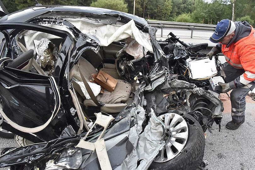 Die Bilder vom Unfall auf der A8, bei dem ein Mercedes mit einem Sattelzug kollidierte.