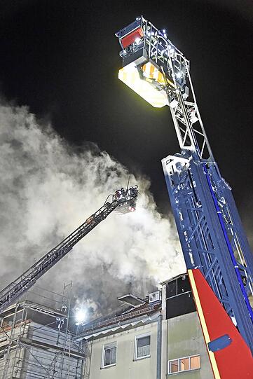 Die Einsatzkräfte mussten 40 Bewohner in Sicherheit bringen. Die Flammen hatten vom ersten Haus auf einen benachbarten Dachstuhl übergegriffen.