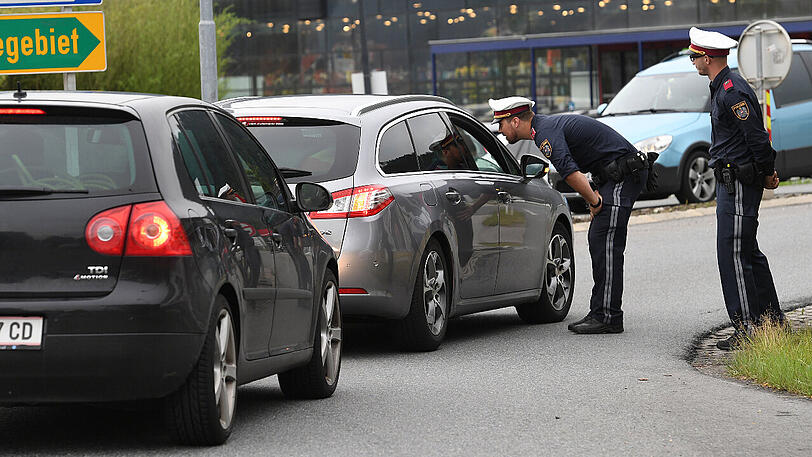 Polizisten kontrollieren Fahrzeuge auf einer Bundestraße im österreichischen Kematen: Vom 22. Juni bis 15. September 2019 sind in Tirol diverse Bundesstraßen entlang der Inntal- und Brennerautobahn für den Umgehungsverkehr gesperrt.