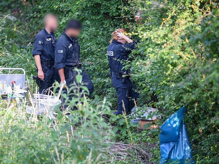 Polizisten sind im Juni 2018 auf dem Weg zu dem Leichenfundort nahe Wiesbaden-Erbenheim.
