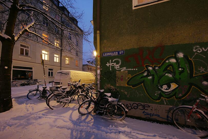 Stillleben am Eck zur Leonhardstraße mit eingeschneiten Radeln und Graffiti.