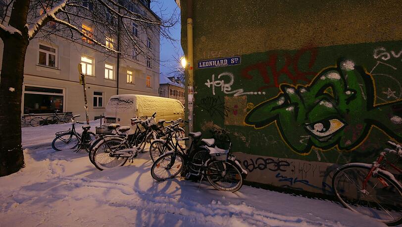 Stillleben am Eck zur Leonhardstraße mit eingeschneiten Radeln und Graffiti. Stillleben am Eck zur Leonhardstraße mit eingeschneiten Radeln und Graffiti.