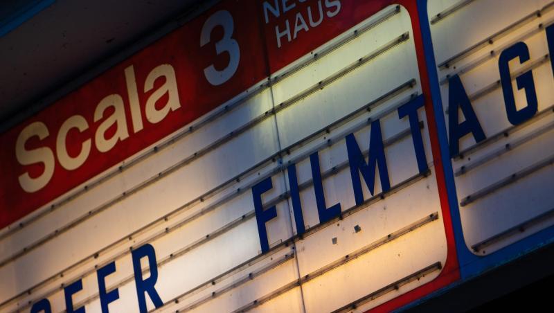 Auf einer Kinotafel ist der Schriftzug "Hofer Filmtage" angebracht.