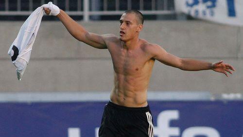 Jubeln kann Timo Gebhart schon wie Cristiano Ronaldo. Und auch sein Oberkörper kann sich durchaus sehen lassen. Jubeln kann Timo Gebhart schon wie Cristiano Ronaldo. Und auch sein Oberkörper kann sich durchaus sehen lassen.