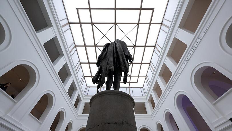 Berlinde De Bruyckeres "Arcangelo" im Lichthof wurde zur Wiedereröffnung des Diözesanmuseums in Auftrag gegeben und zählt zu den zentralen Werken der Sammlung.