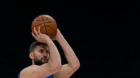 Der deutsche Nationalspieler Maxi Kleber von den Dallas Mavericks beim Aufwärmen.